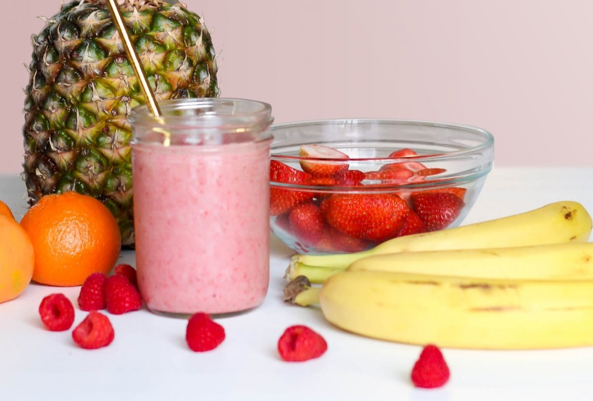 Smoothie de fresas, plátano y piña