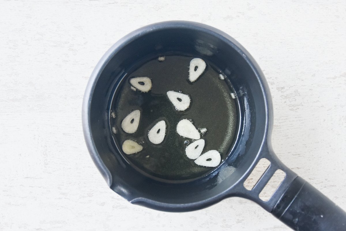 Sofreímos el ajo en el aceite caliente