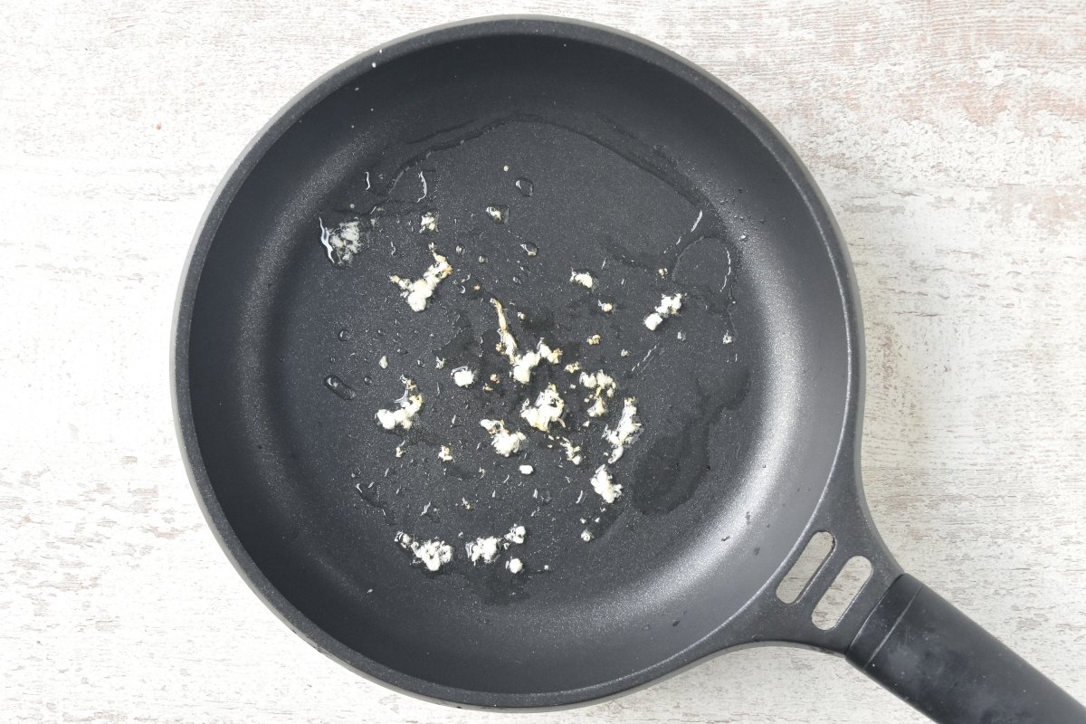 Sofreímos el ajo en la sartén