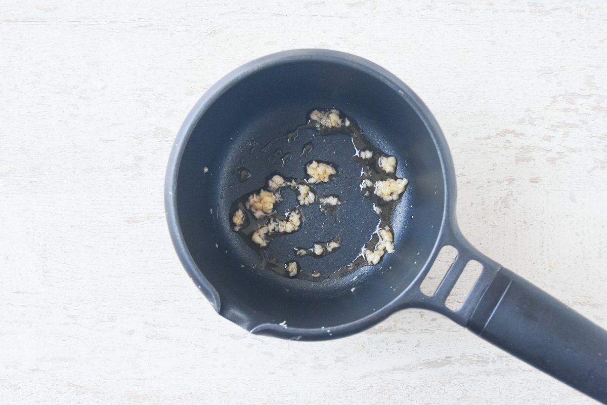 Sofreímos el ajo para el glaseado de las tsukune