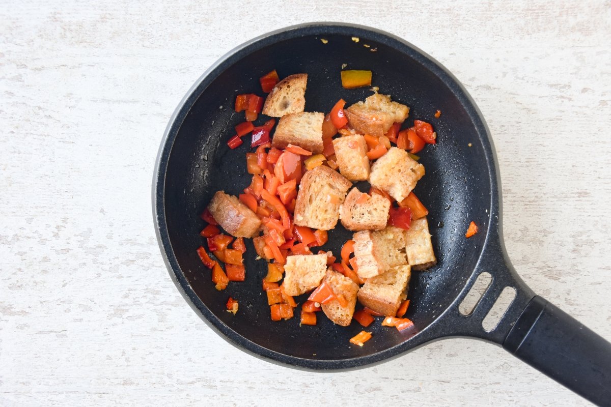 Sofreímos el pan con el pimiento y el ajo