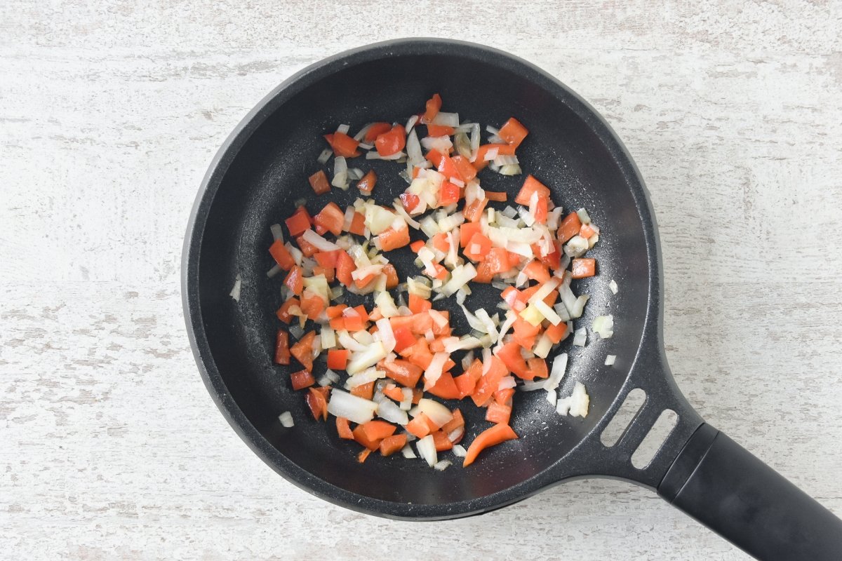 Sofreímos el pimiento con la cebolla