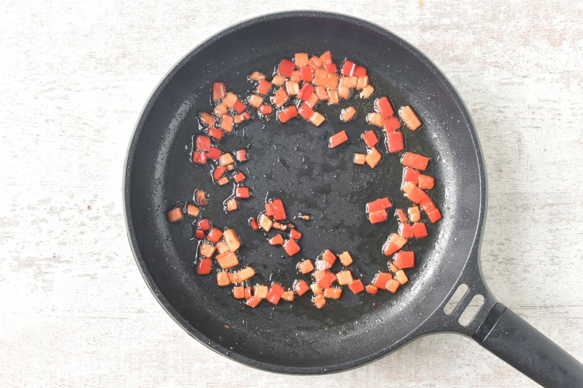 Sofreímos el pimiento en la sartén
