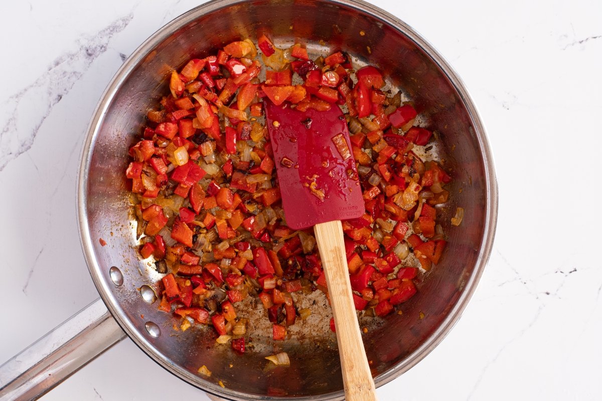 Sofreímos el pimiento y la cebolla de las gorditas mexicanas