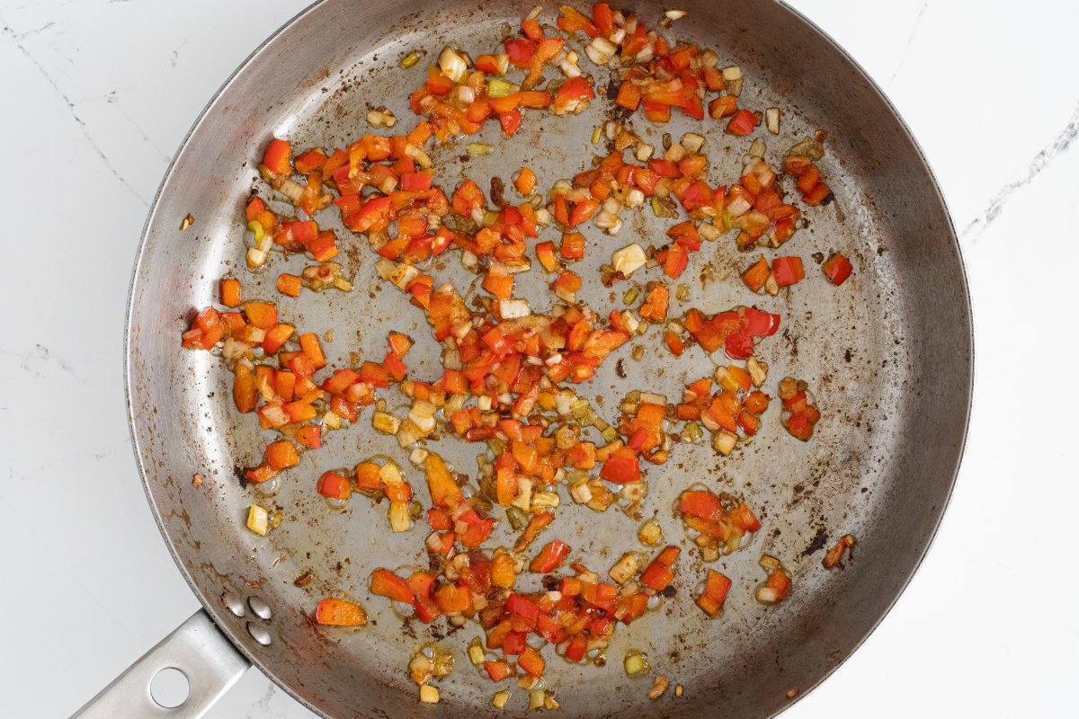 Sofreímos el pimiento y la cebolla