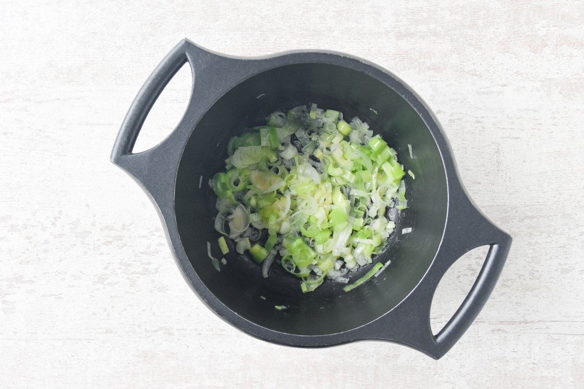 Sofreímos el puerro en una olla con aceite