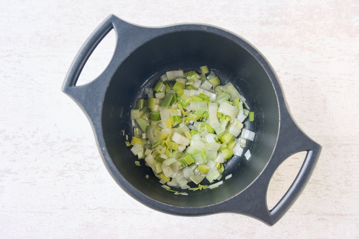 Sofreímos el puerro para preparar la vichyssoise