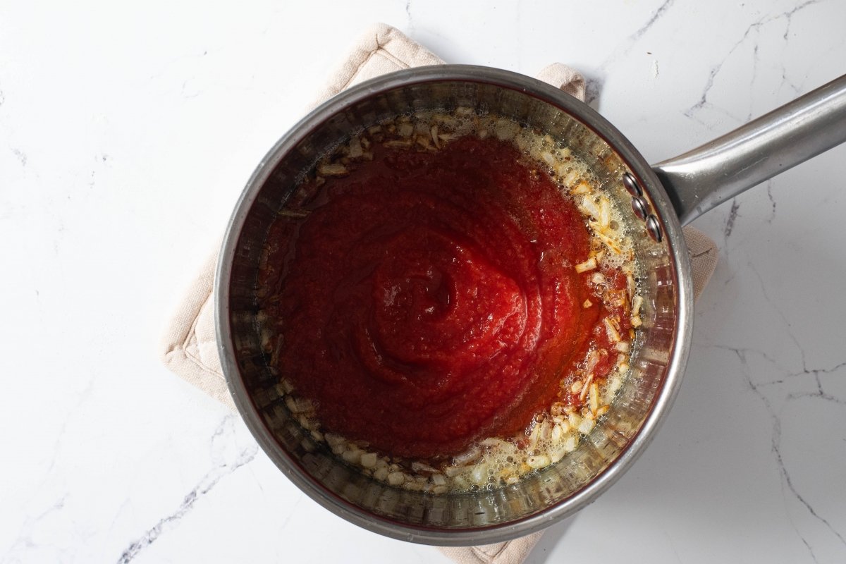Sofreímos el tomate de la pizza Chicago
