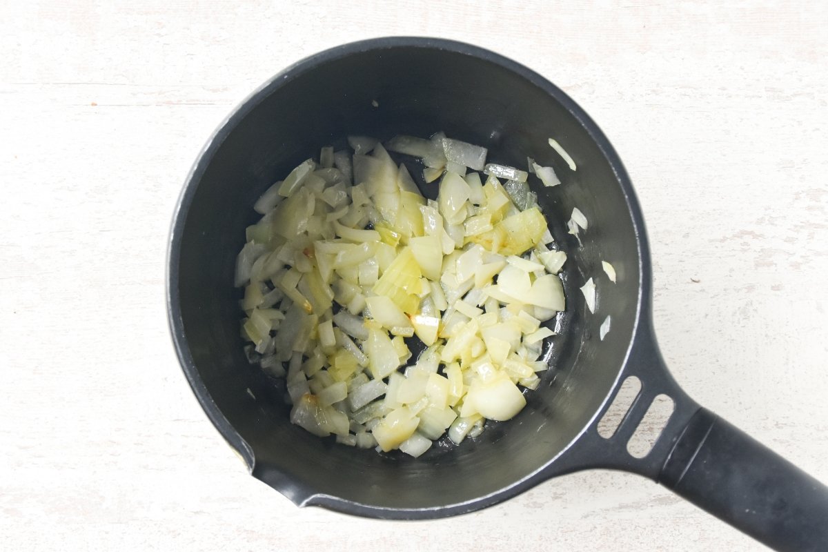 Sofreímos la cebolla con el aceite y la mantequilla