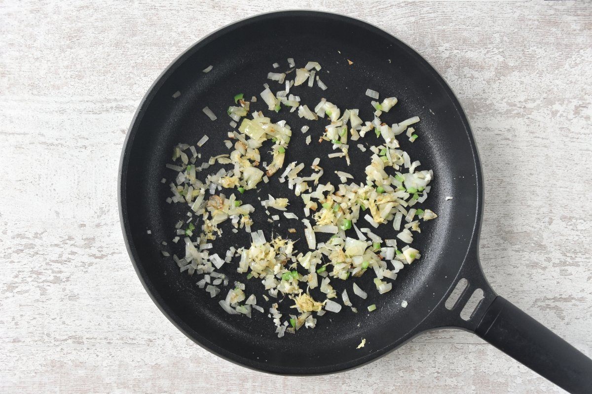 Sofreímos la cebolla con el jengibre, los ajos y el chile