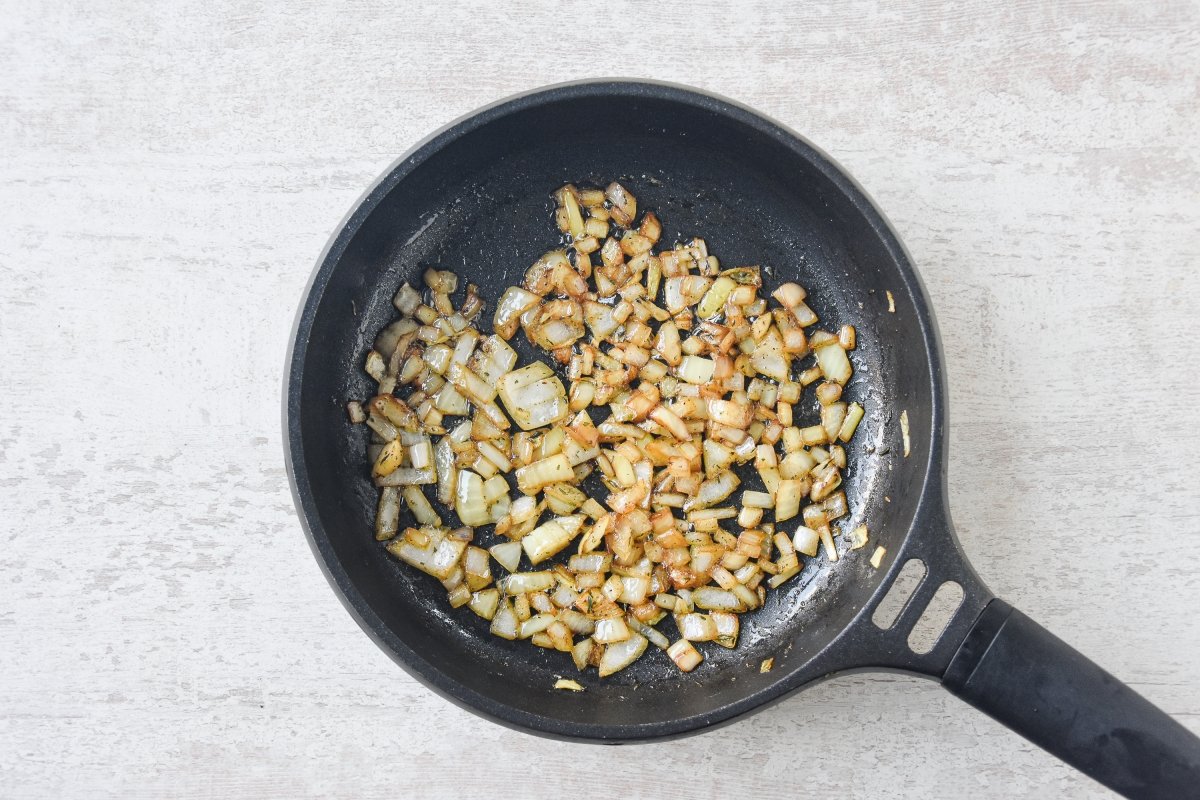 Sofreímos la cebolla con el tomillo