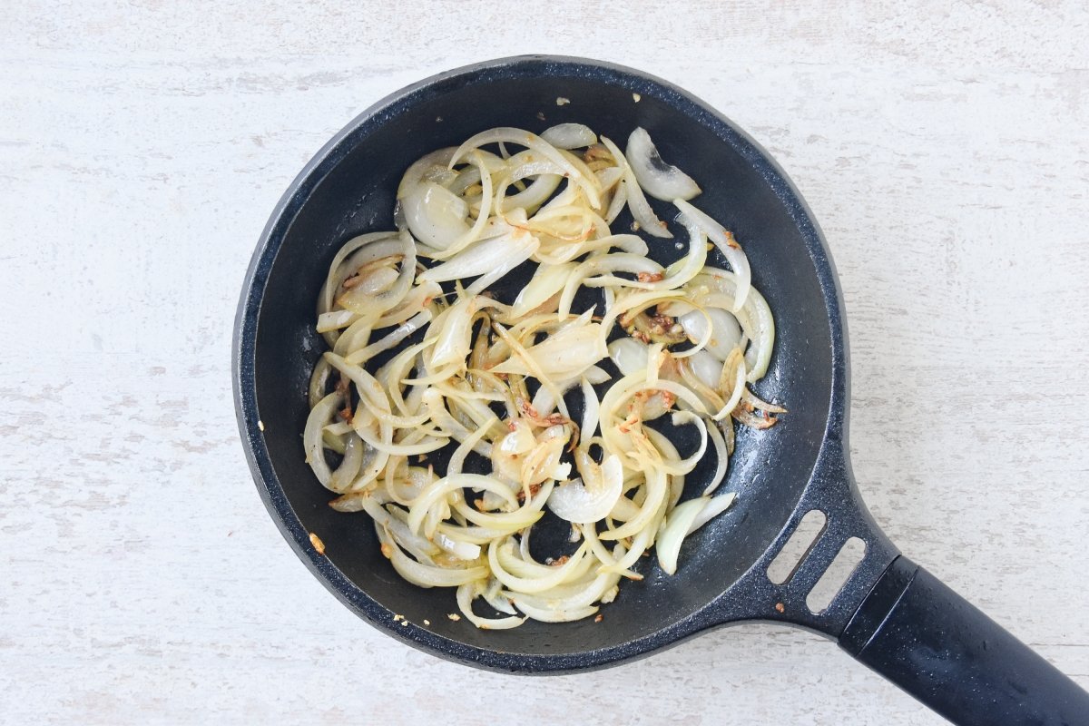 Sofreímos la cebolla cortada fina para el bangers and mash