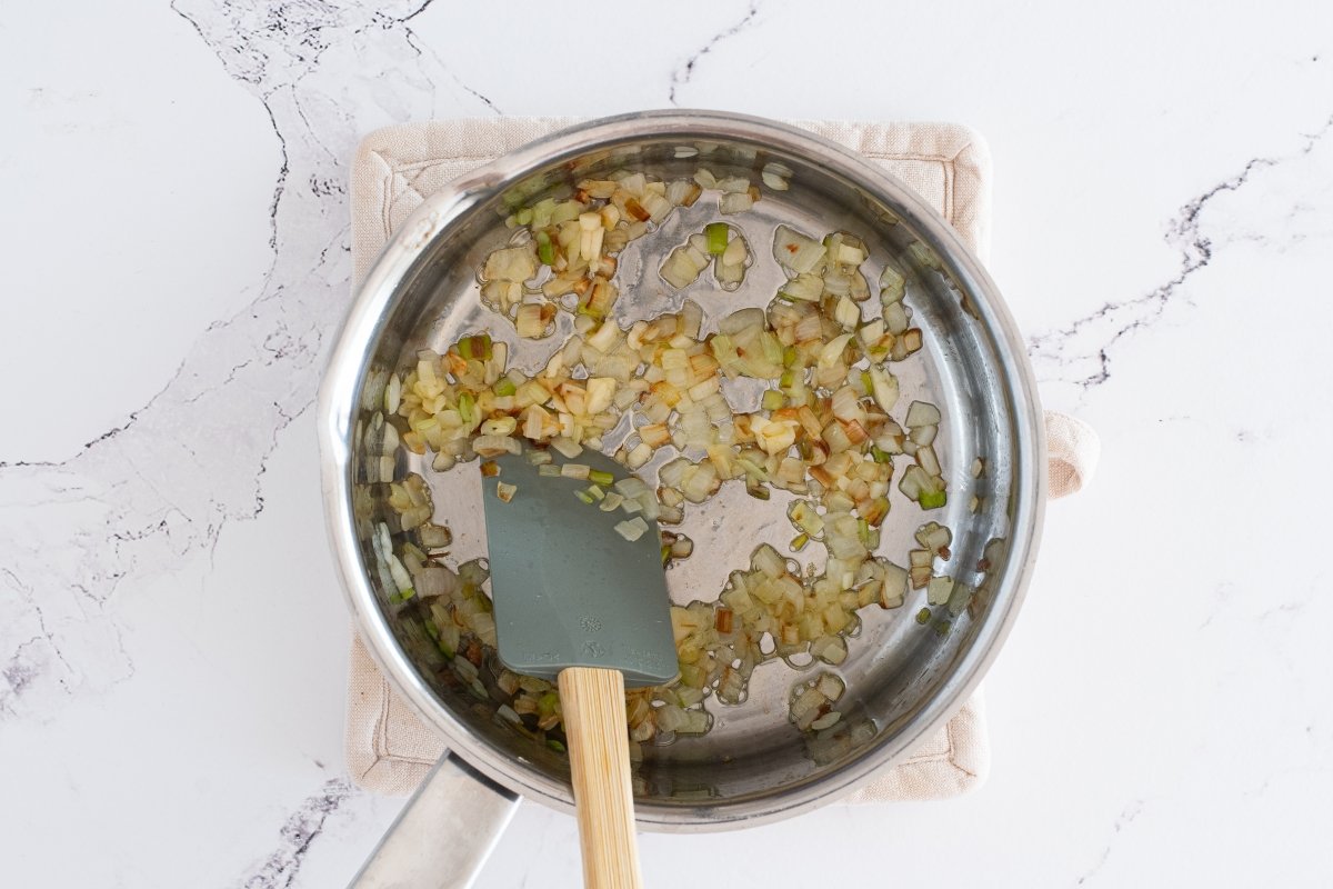 Sofreímos la cebolla de la sopa de col