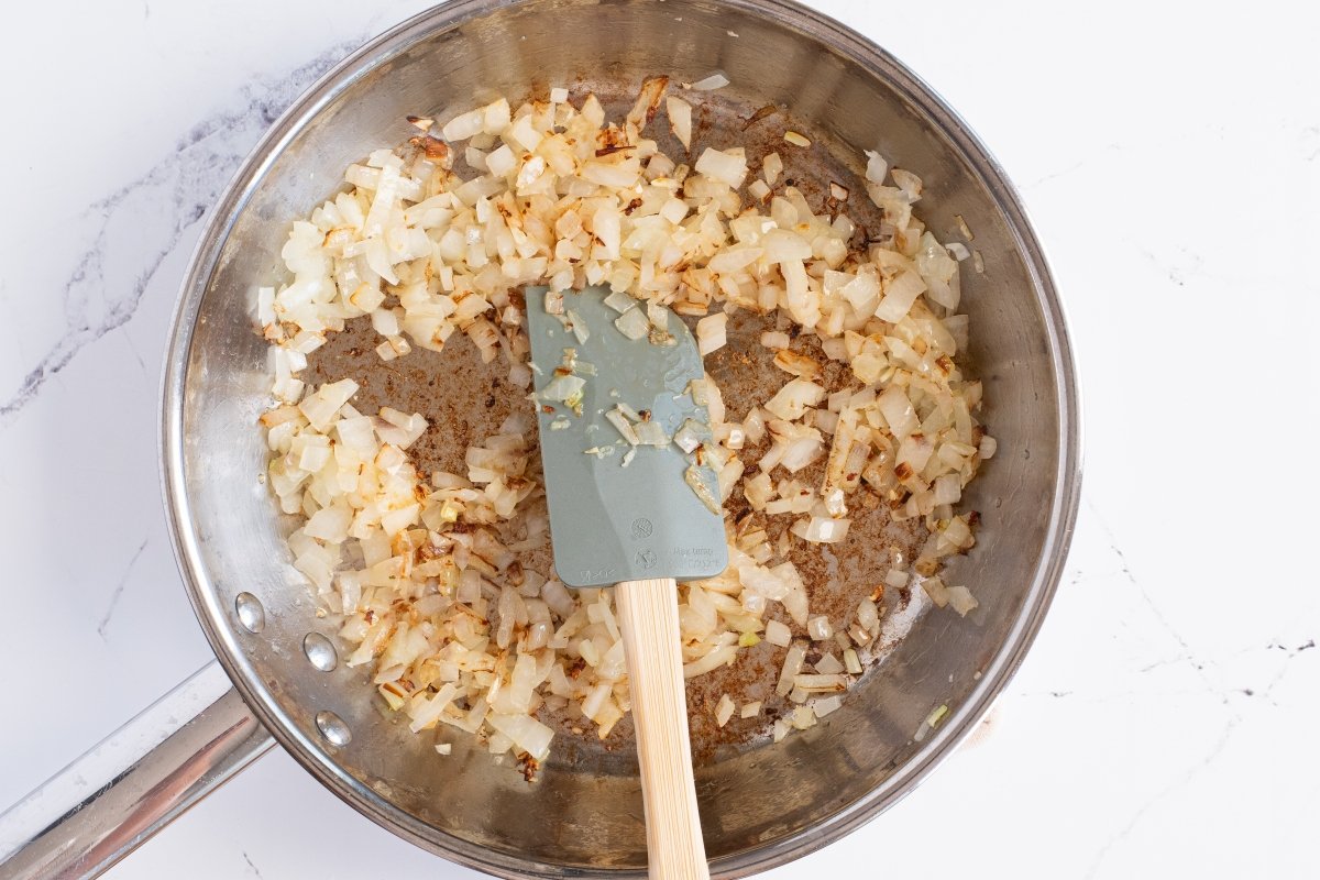 Sofreímos la cebolla del white chicken chilli