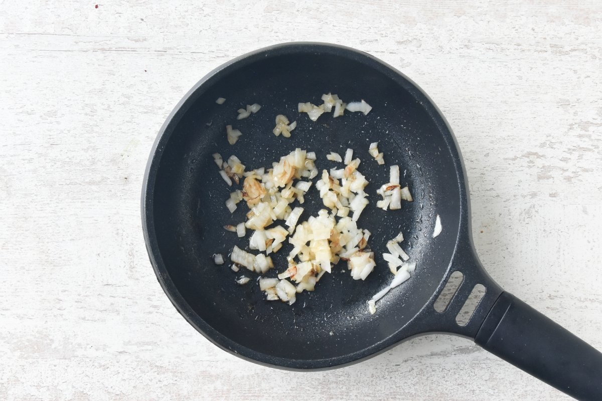 Sofreímos la cebolla para el pollo a la crema