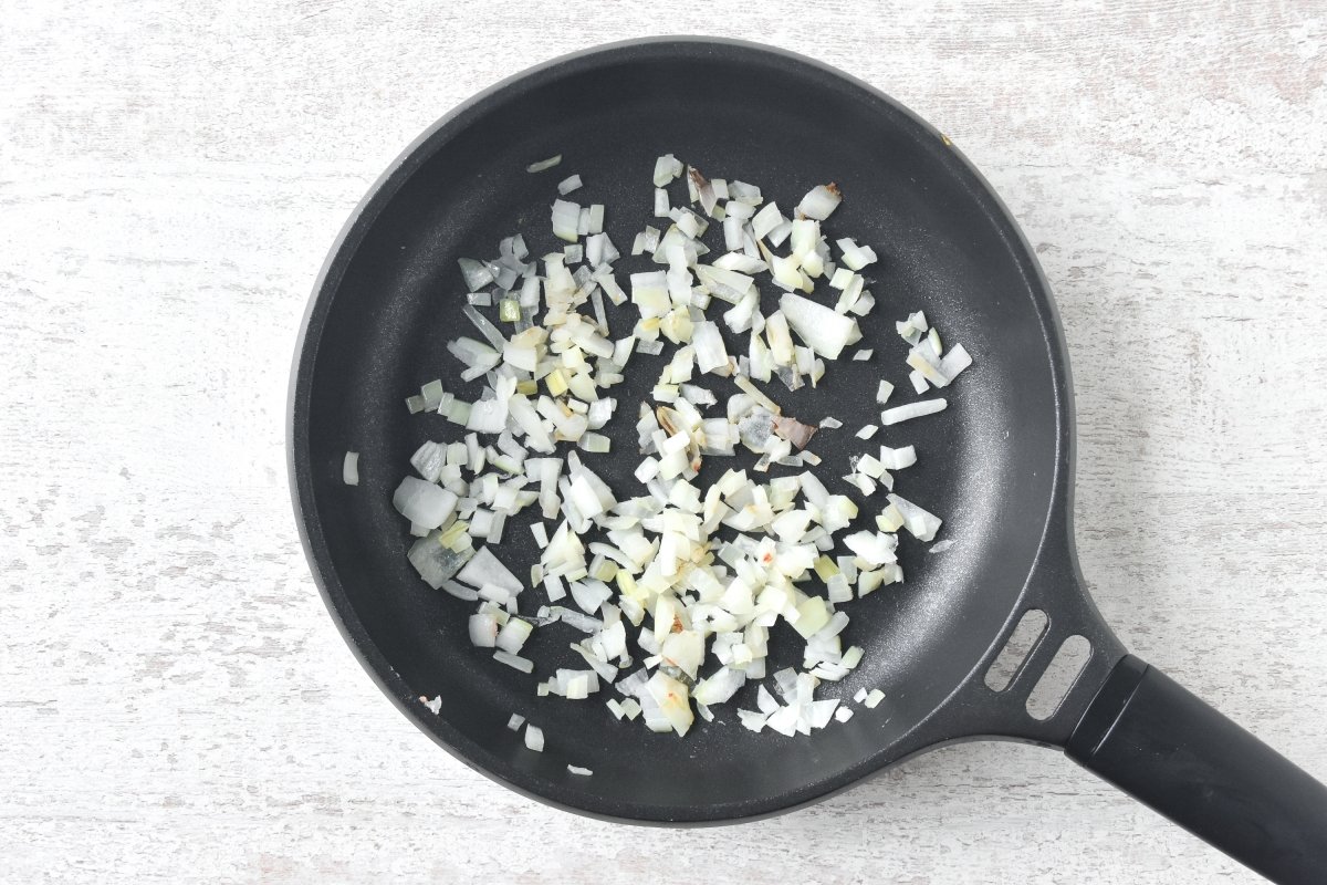 Sofreímos la cebolla para el relleno de pollo