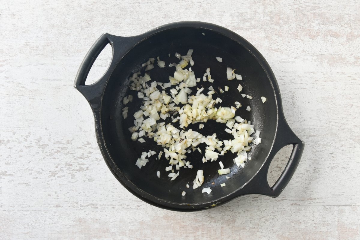 Sofreímos la cebolla para el risotto de hongos