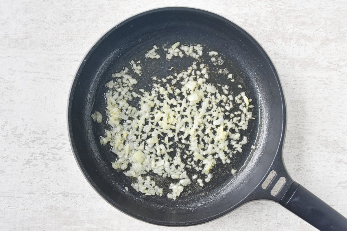 Sofreímos la cebolla para el roux de las croquetas de salmón