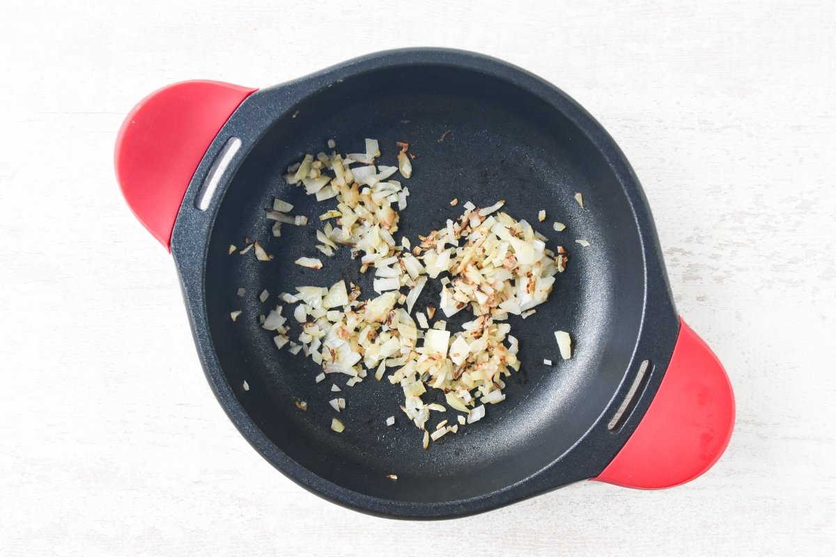 Sofreímos la cebolla para la salsa de curry