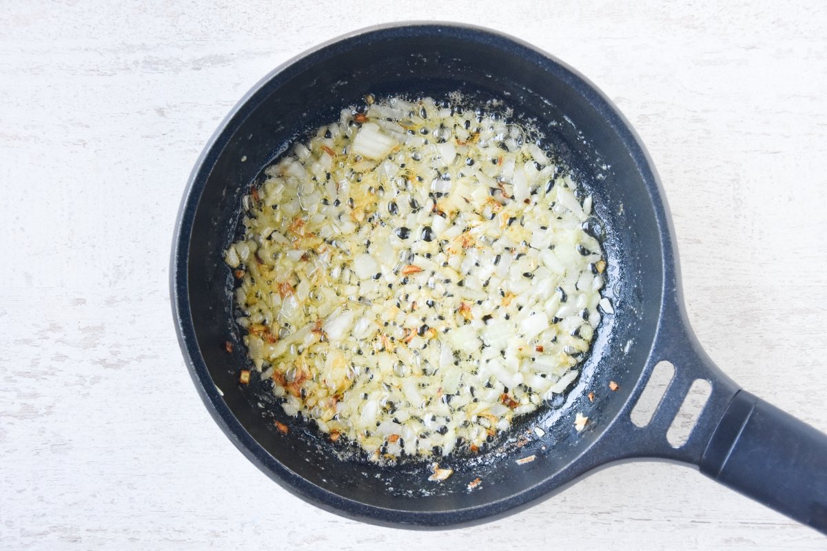 Sofreímos la cebolla para las croquetas de pescado
