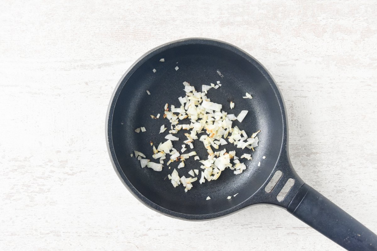 Sofreímos la cebolla para las hamburguesas de calabaza