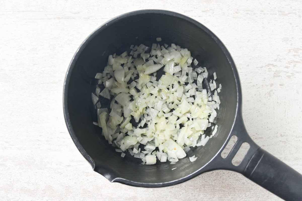 Sofreímos la cebolla para preparar la crema de lechuga