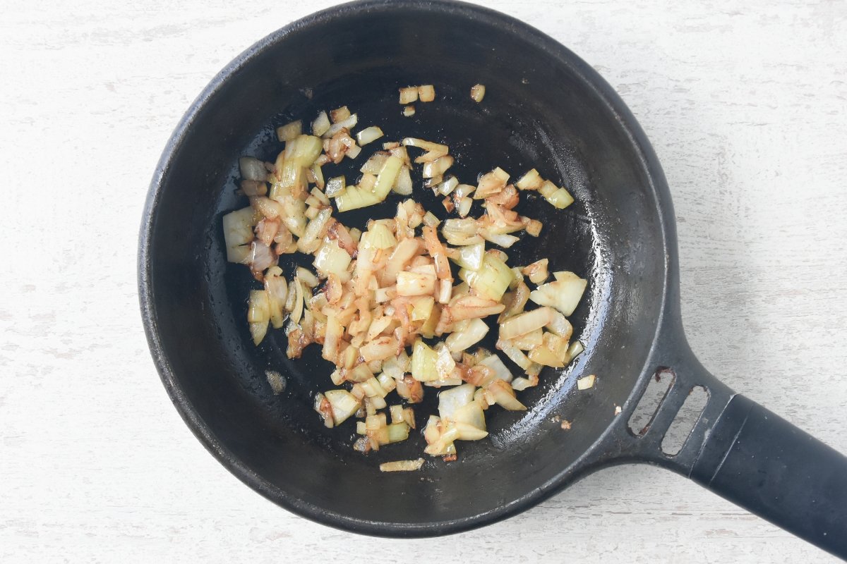 Sofreímos la cebolla para preparar la salsa