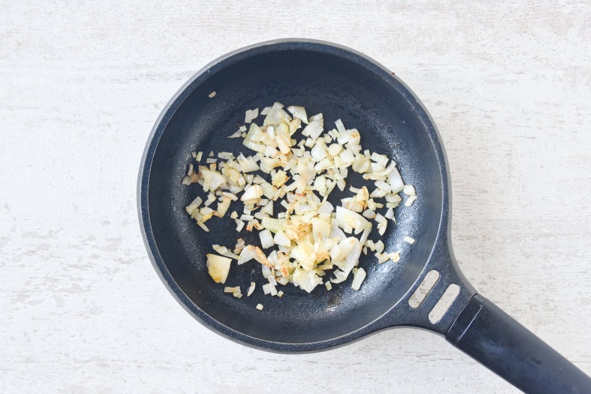 Sofreímos la cebolla para preparar las albóndigas de cordero