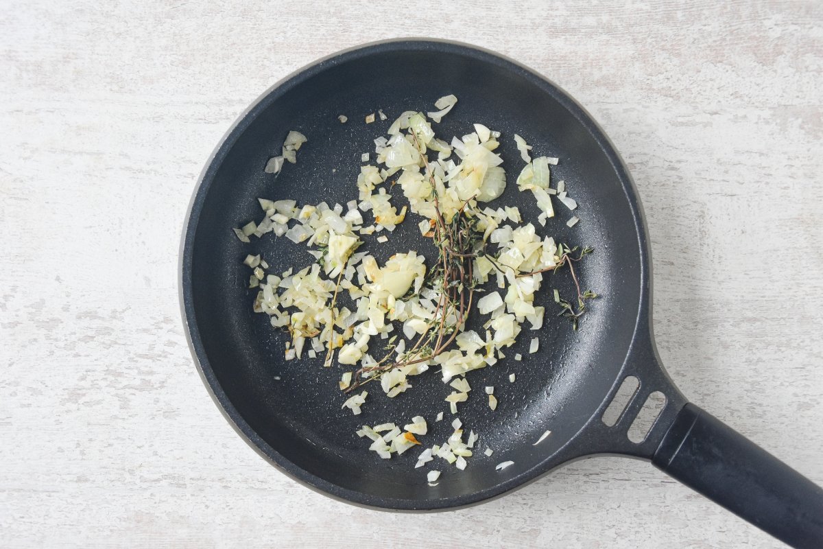 Sofreímos la cebolla y el ajo con el tomillo