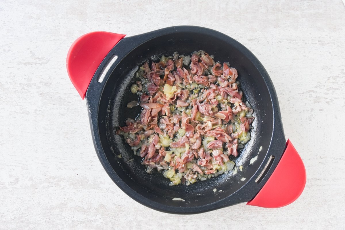 Sofreímos la cebolla y el ajo en la mantequilla junto al jamón
