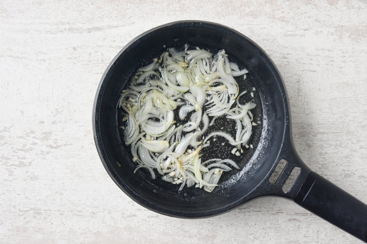Sofreímos la cebolla y el ajo para el bacalhau à Gomes de Sá