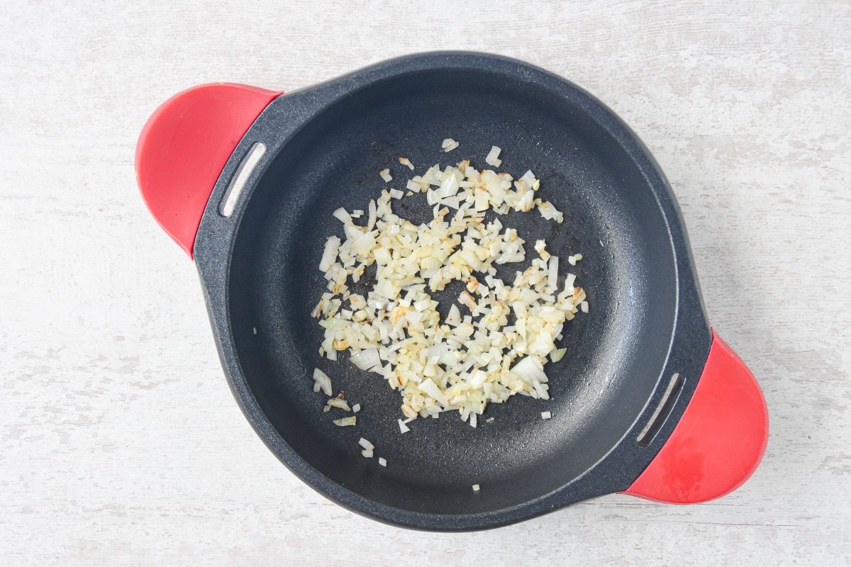 Sofreímos la cebolla y el ajo para el orzo con verduras