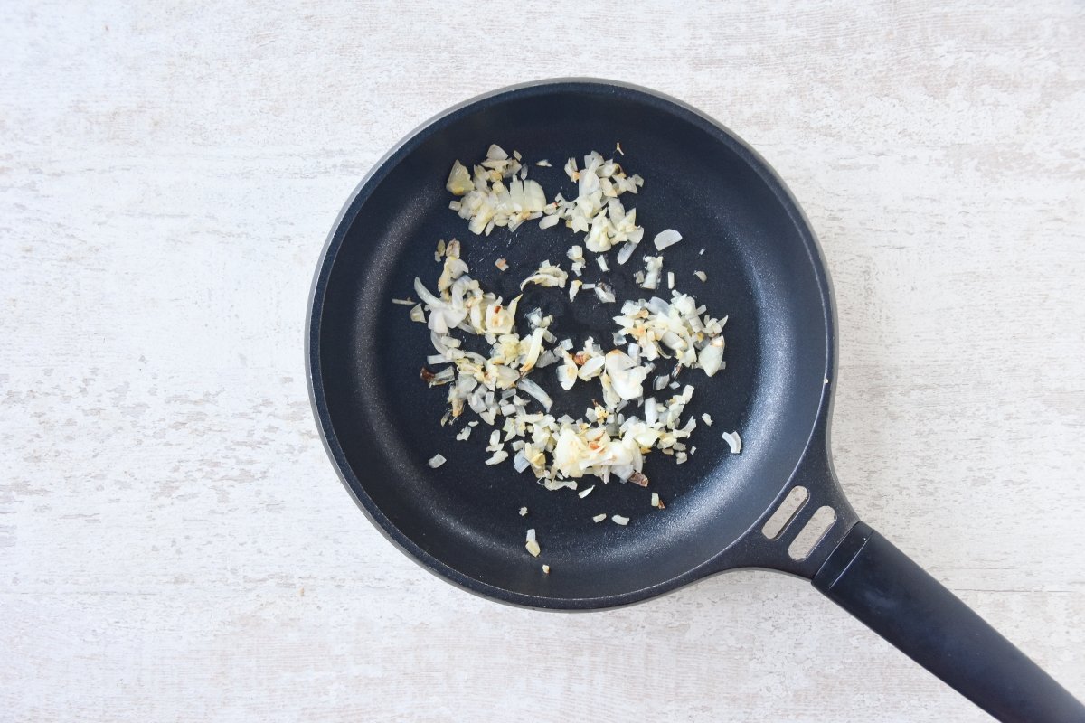 Sofreímos la cebolla y el ajo para el ragú de berenjena