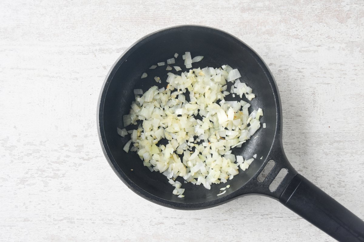 Sofreímos la cebolla y el ajo para el relleno de las papas