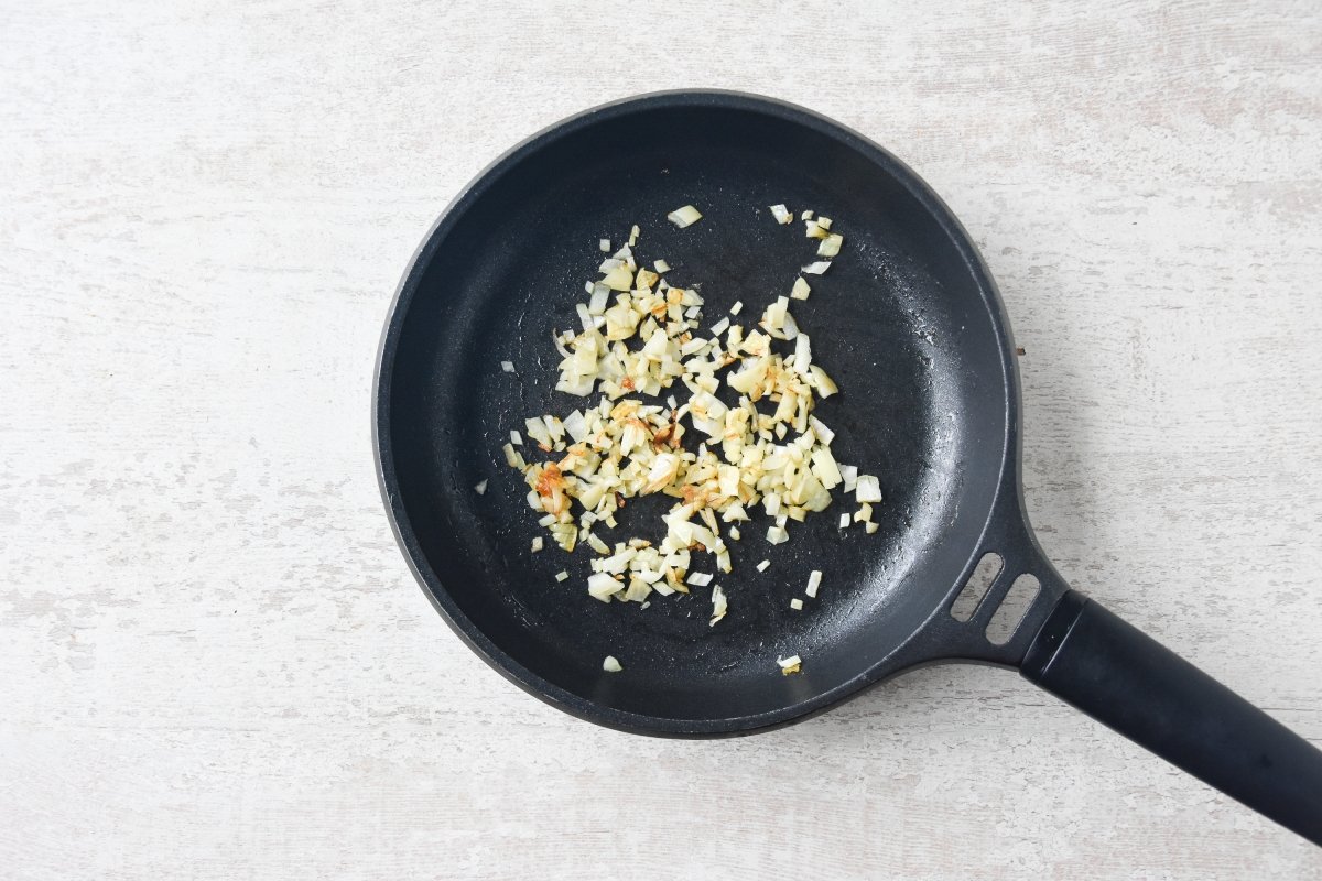 Sofreímos la cebolla y el ajo para el relleno de pollo