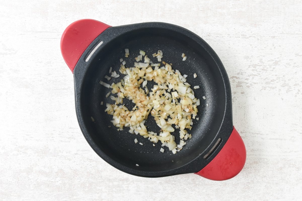 Sofreímos la cebolla y el ajo para el sofrito del arroz