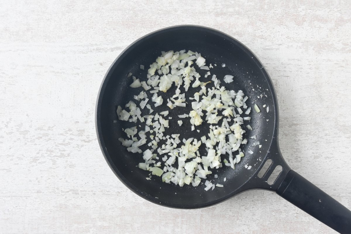 Sofreímos la cebolla y el ajo para el taco rice