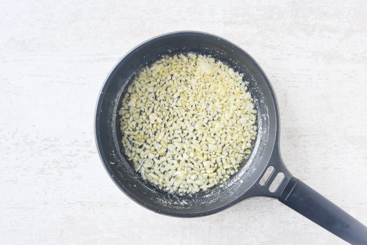 Sofreímos la cebolla y el ajo para la base de las croquetas de setas