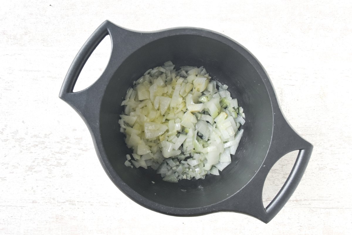 Sofreímos la cebolla y el ajo para la crema de brócoli y queso