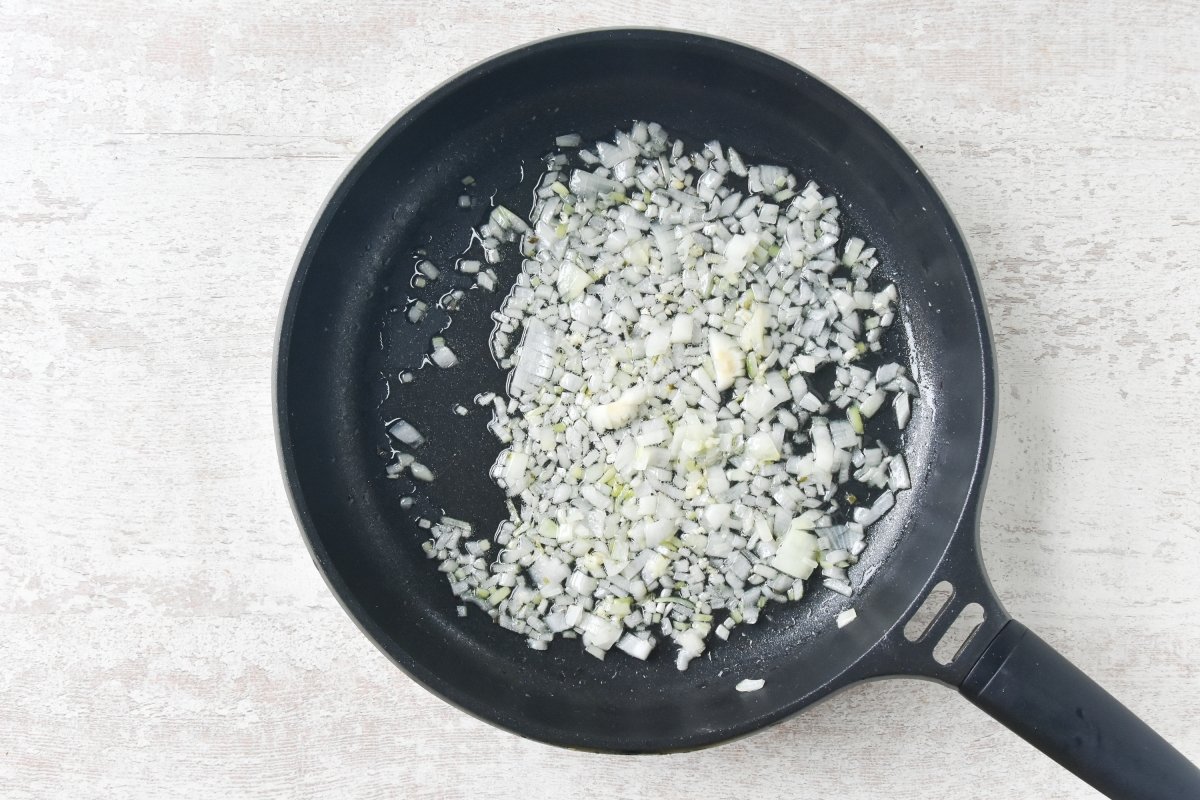 Sofreímos la cebolla y el ajo para la salsa a la toscana