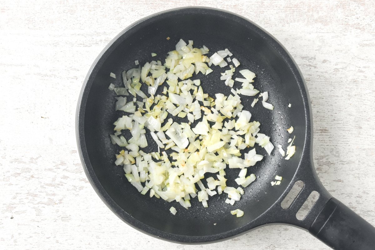 Sofreímos la cebolla y el ajo para la salsa cremosa de atún