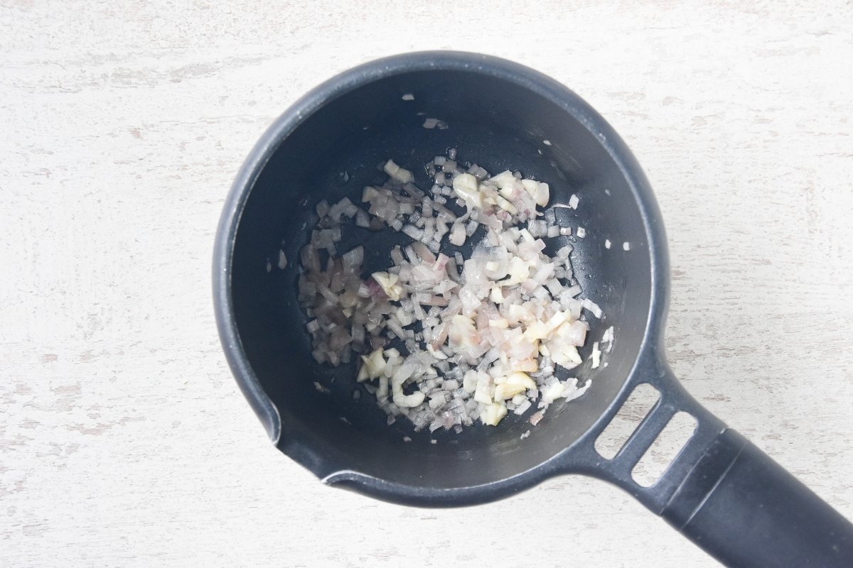 Sofreímos la cebolla y el ajo para la salsa de ciruelas
