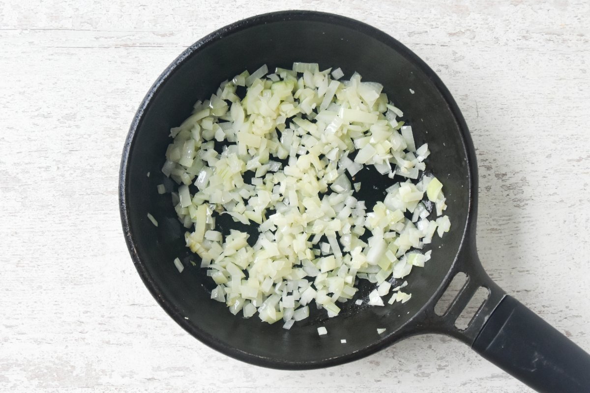 Sofreímos la cebolla y el ajo para la salsa de las albóndigas de marisco