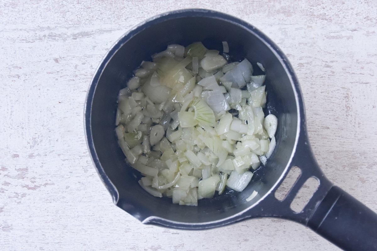 Sofreímos la cebolla y el ajo para la salsa de Pedro Ximénez