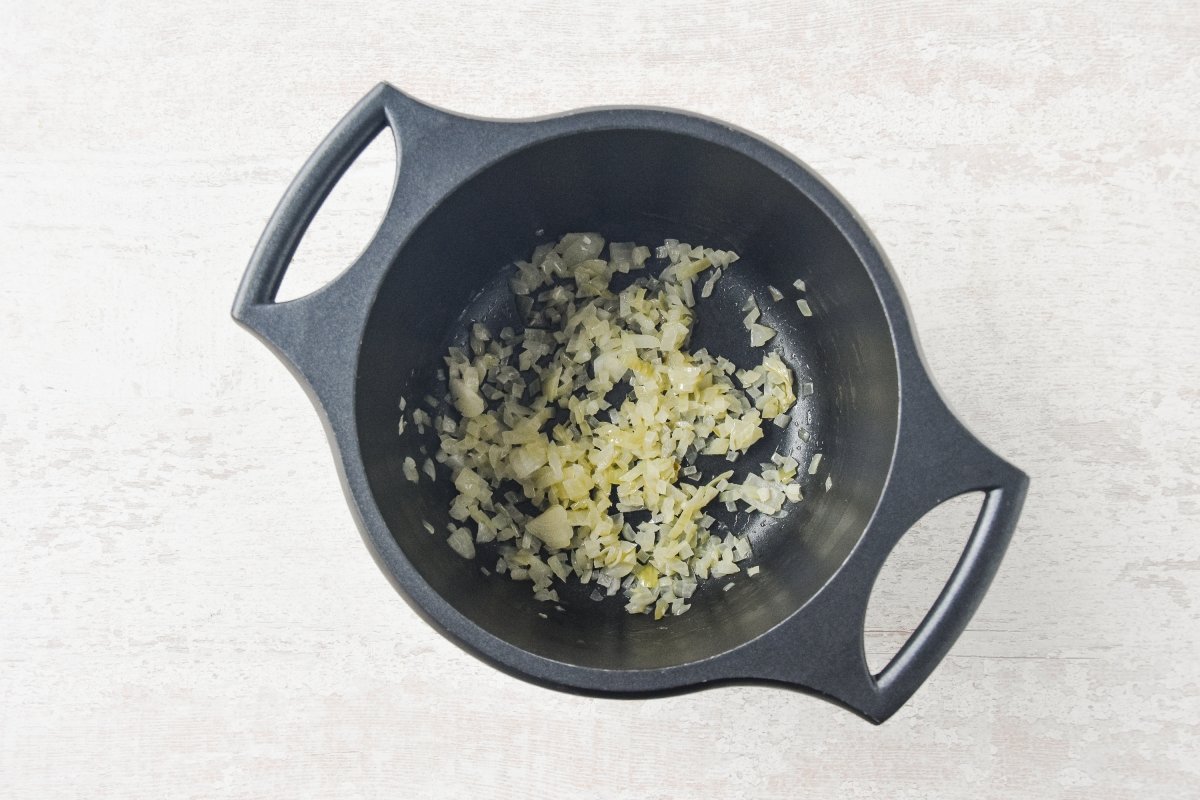 Sofreímos la cebolla y el ajo para la sopa de champiñones