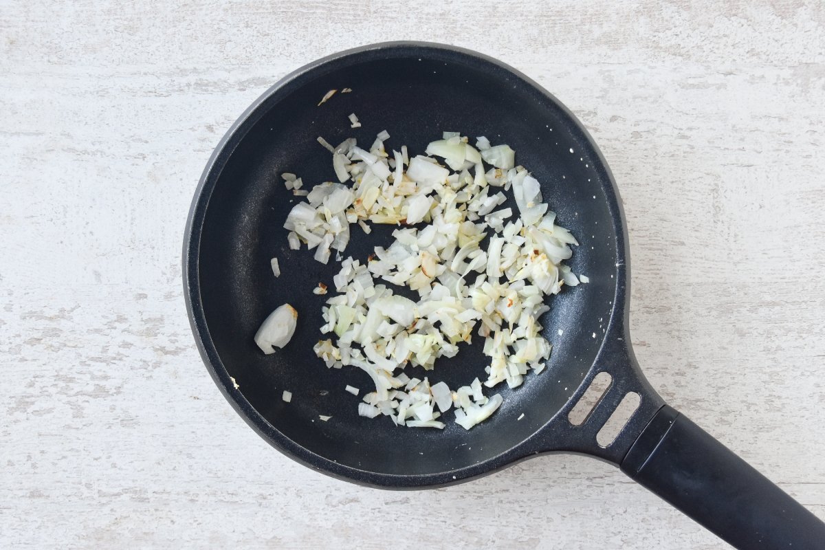 Sofreímos la cebolla y el ajo para los canelones de berenjena