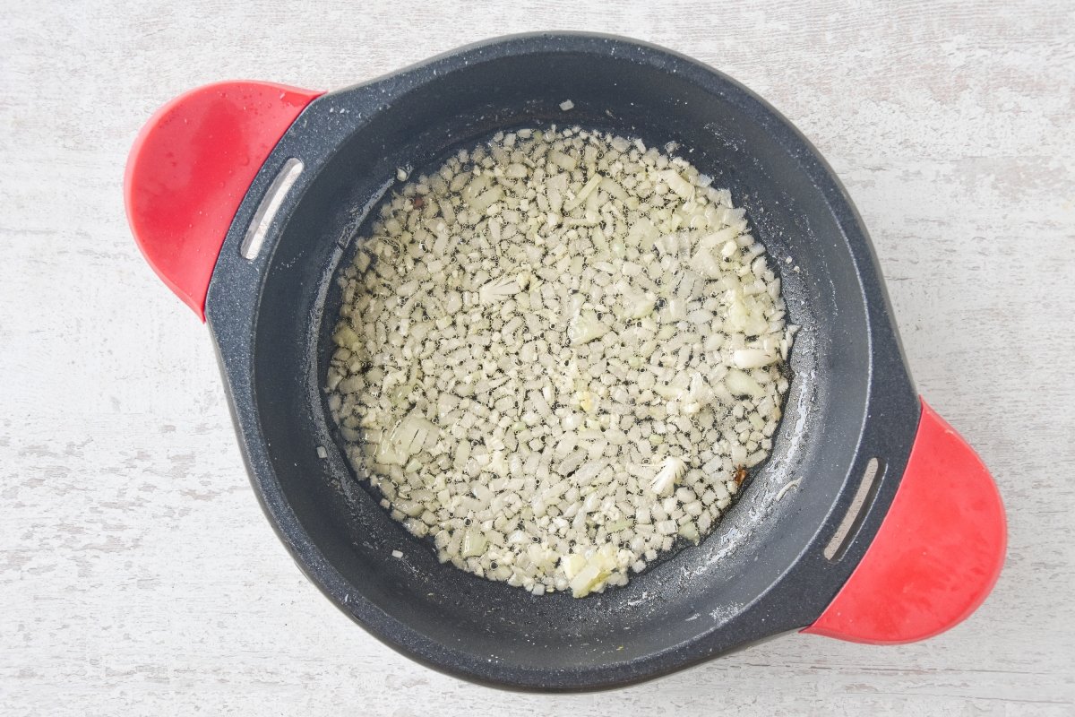 Sofreímos la cebolla y el ajo para preparar la salsa de la piccata de pollo