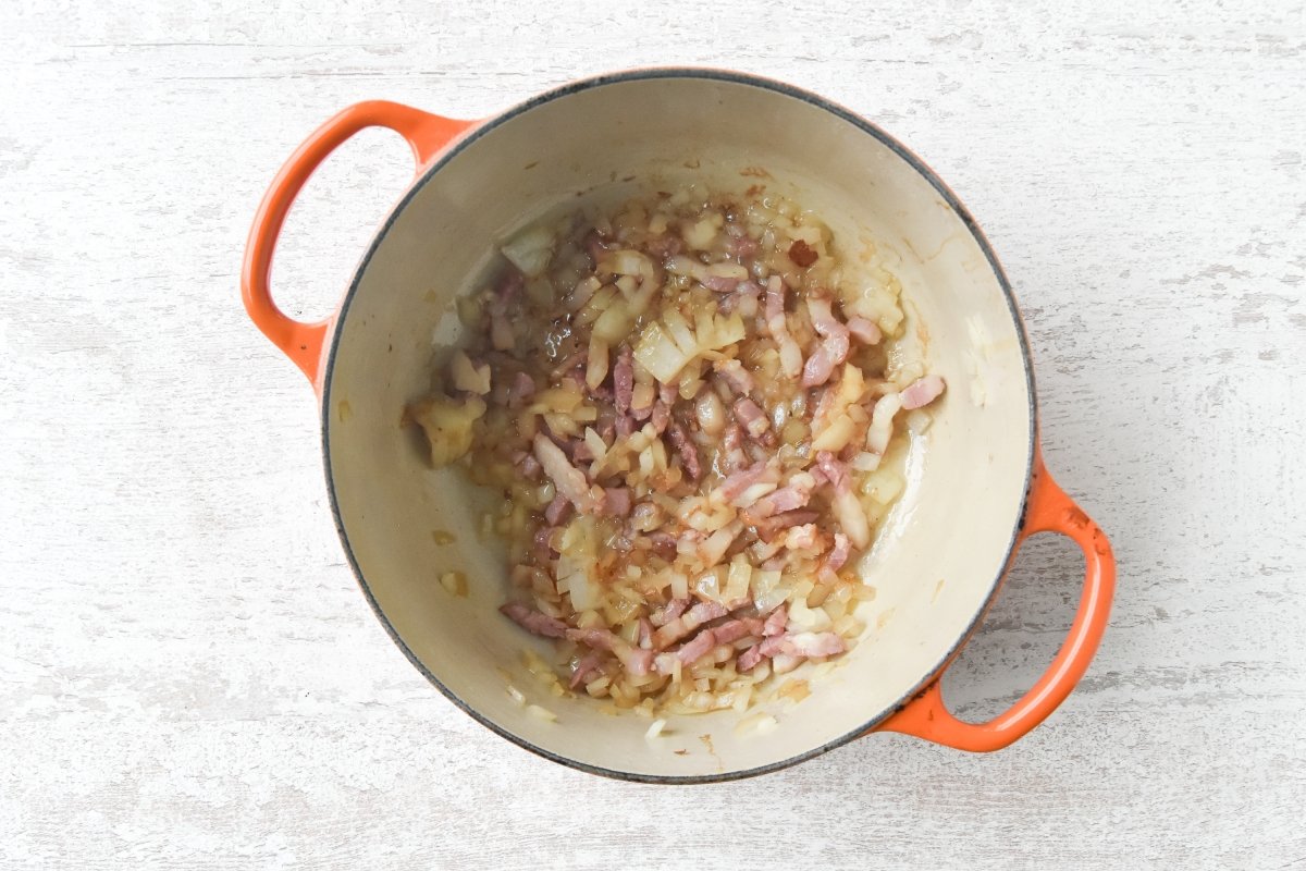 Sofreímos la cebolla y el bacon en la misma olla