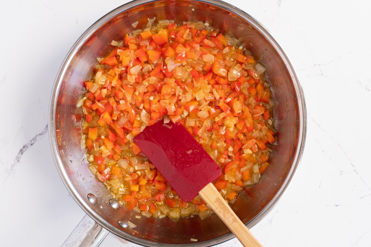 Sofreímos la cebolla y el pimiento del gallo pinto