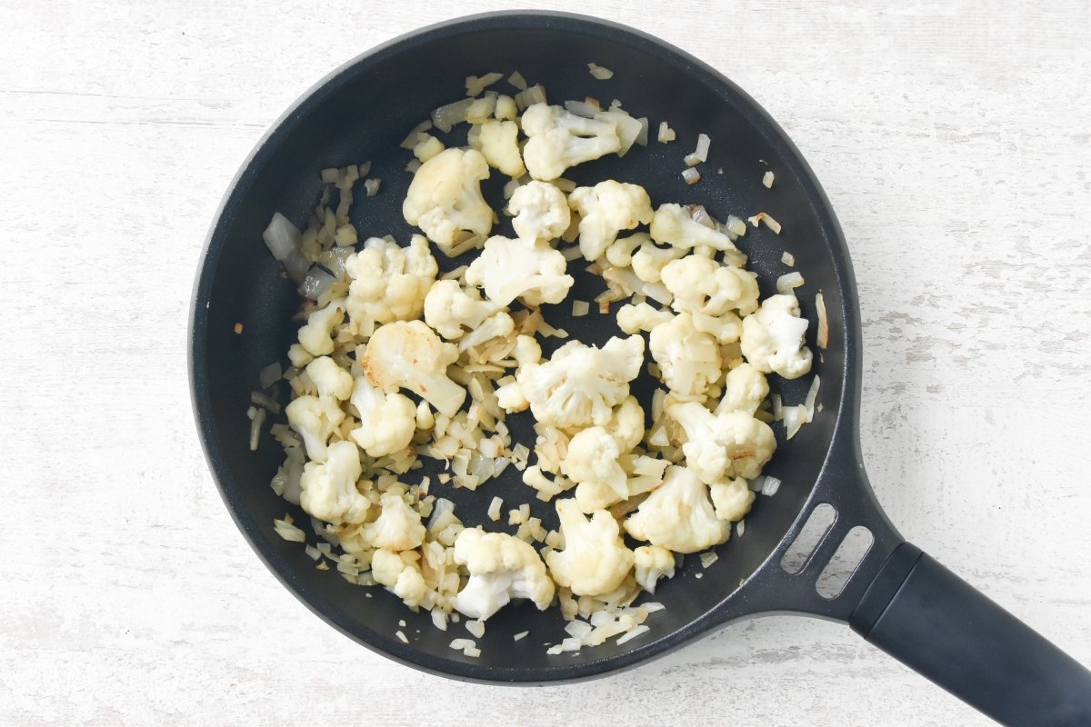 Sofreímos la cebolla y la coliflor